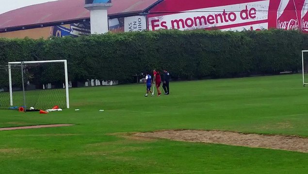 Selección peruana: Paolo Guerrero abandonó partido de práctica en muletas (VIDEO)