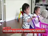 ikiz bebeklerin alışveriş arabası mücadelesinde güldüren görüntüler