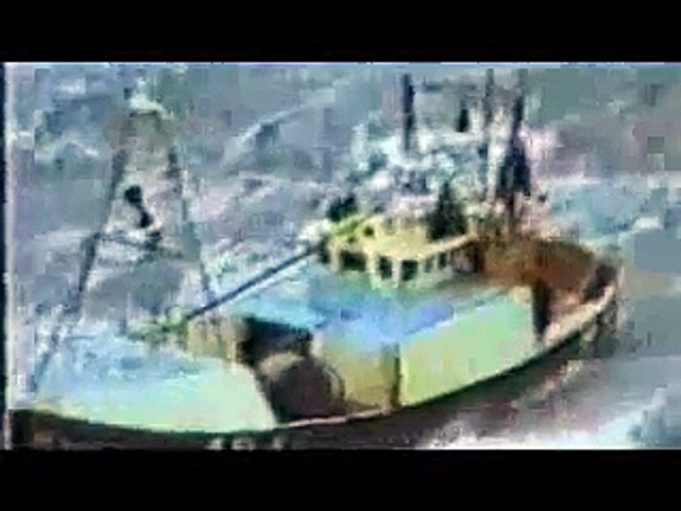 Ships In Storms!! High sea!.avi
