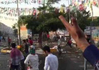 Descargar video: Several People Killed During Explosions at Kurdish People's Democratic Party Rally