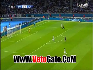 "بوفون" يقع فى خطأ فادح امام لاعبى برشلونه