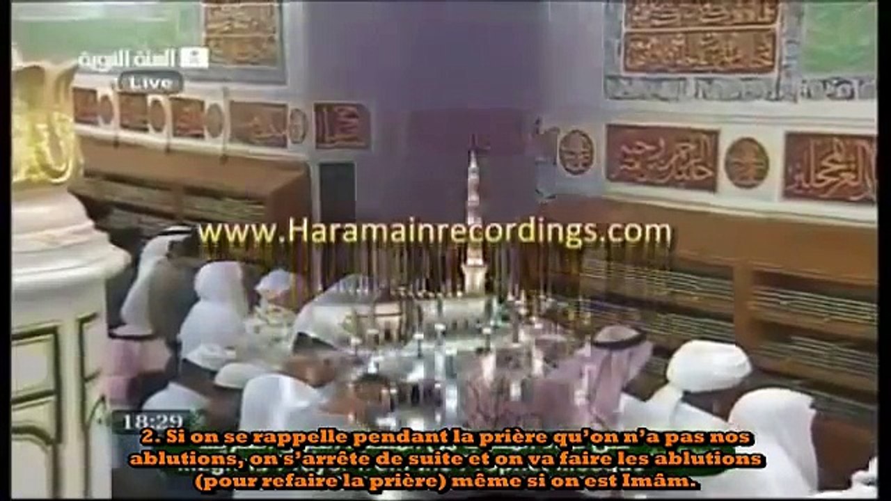 L'imam de la mosquée de Medine s'arrête en plein prière