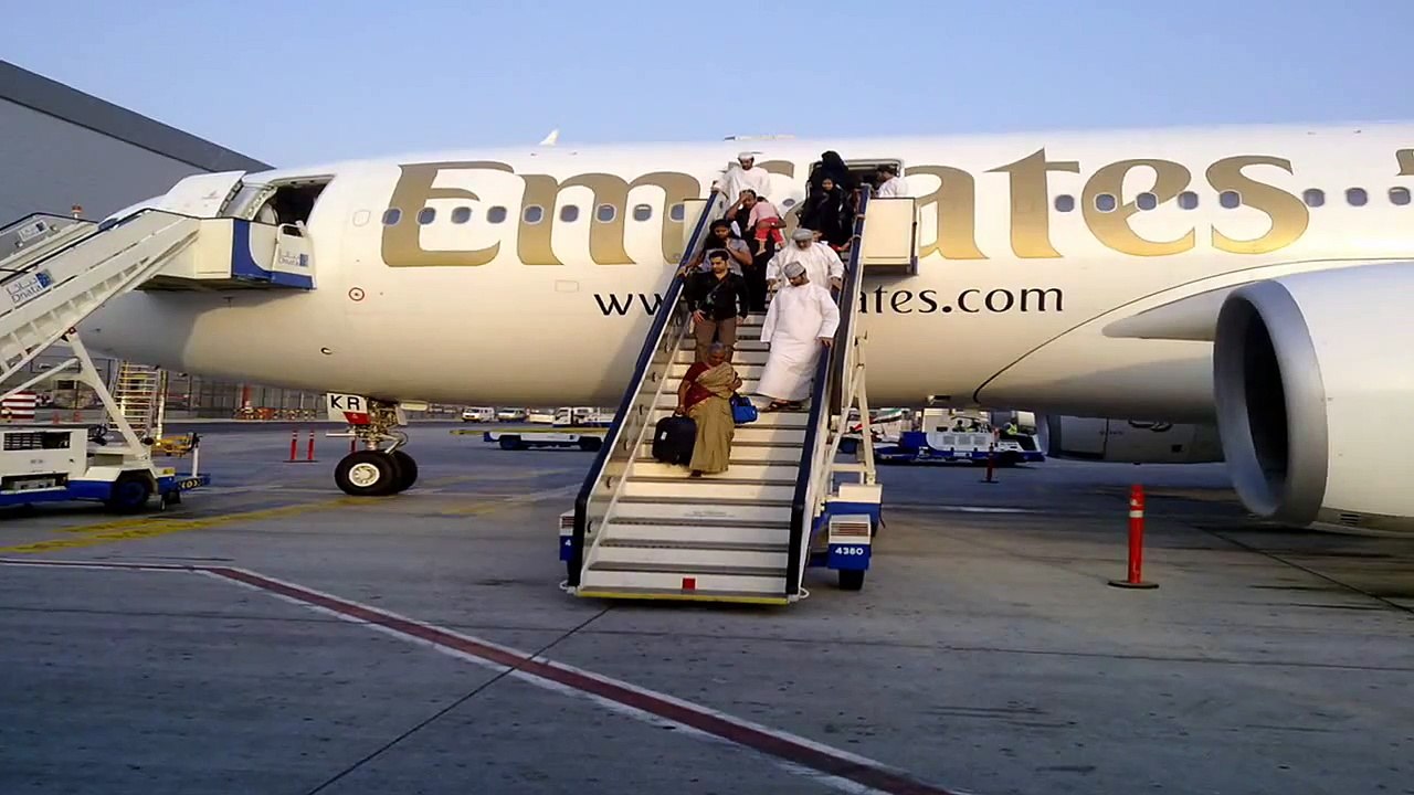 HD(real video) Boeing 777-200 Fly Emirates Take off dubai intl