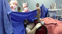 Hombre toca guitarra mientras le extraen tumor cerebral