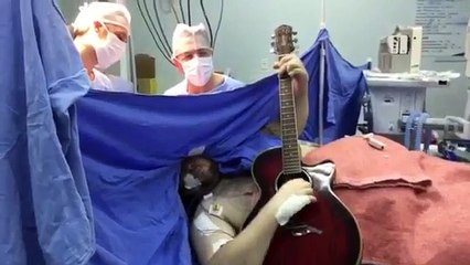 Hombre toca guitarra mientras le extraen tumor cerebral
