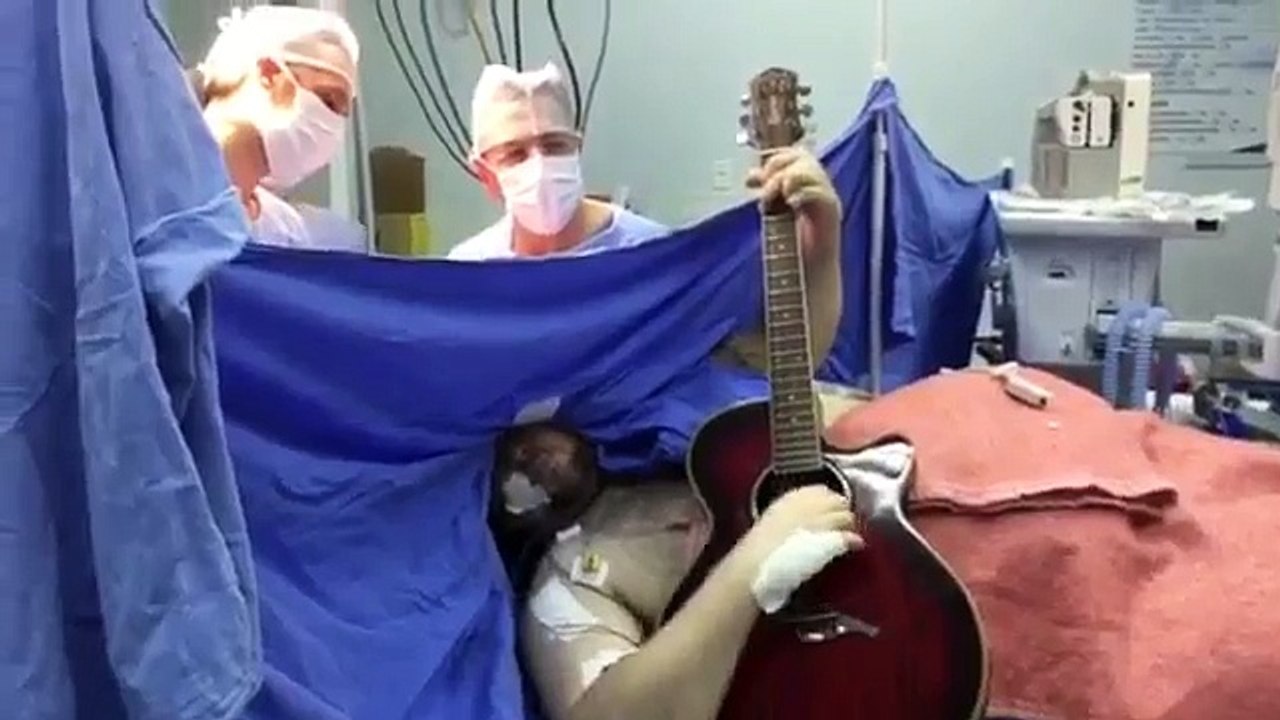 Hombre toca guitarra mientras le extraen tumor cerebral