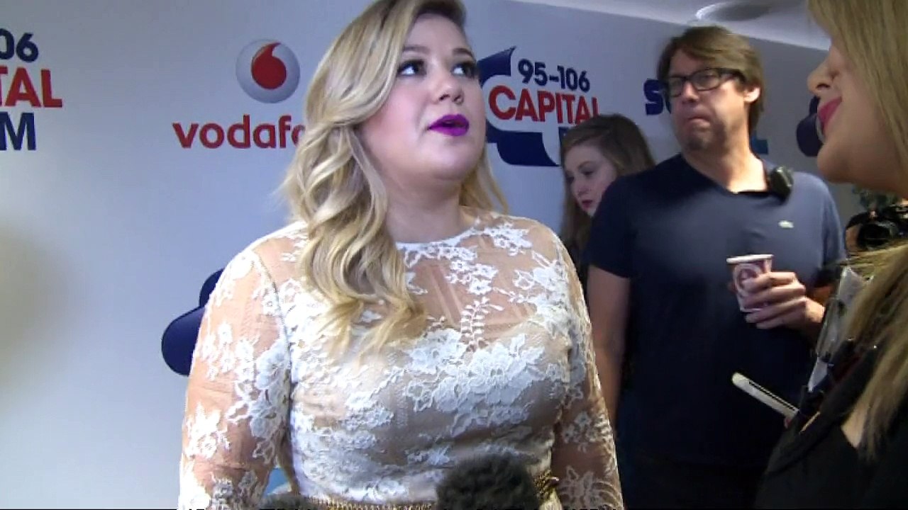 Kelly Clarkson hits back at critics