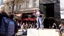 Friedensmahnwache Wien auf der Strasse des Kapitalismus: Stefan wird lauter