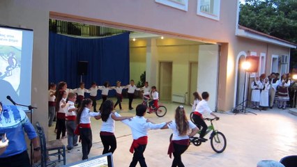 Τα νιάτα  μπροστά