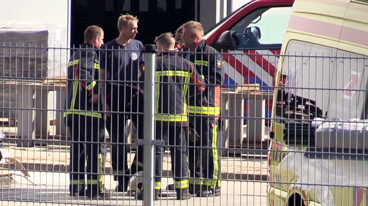 Beelden: Man zakt door dak in Stadskanaal - RTV Noord