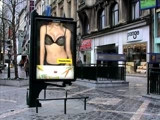 Wonderbra bloque les panneaux de pub