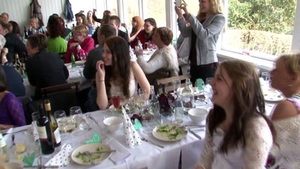 Casper Rasmus og far synger 1D til Julies konfirmation