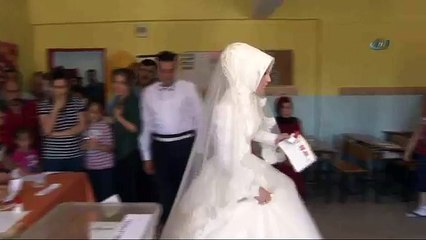 Oy kullanmaya gelinliğiyle geldi