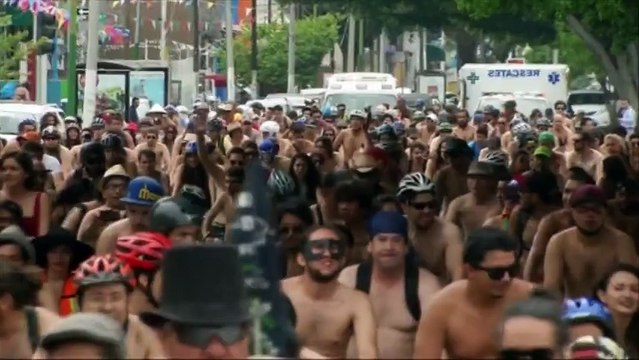 Des centaines de cyclistes à moitié nus défilent au Mexique