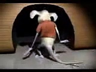 raton canta tra tra cuatro paquetes de sal