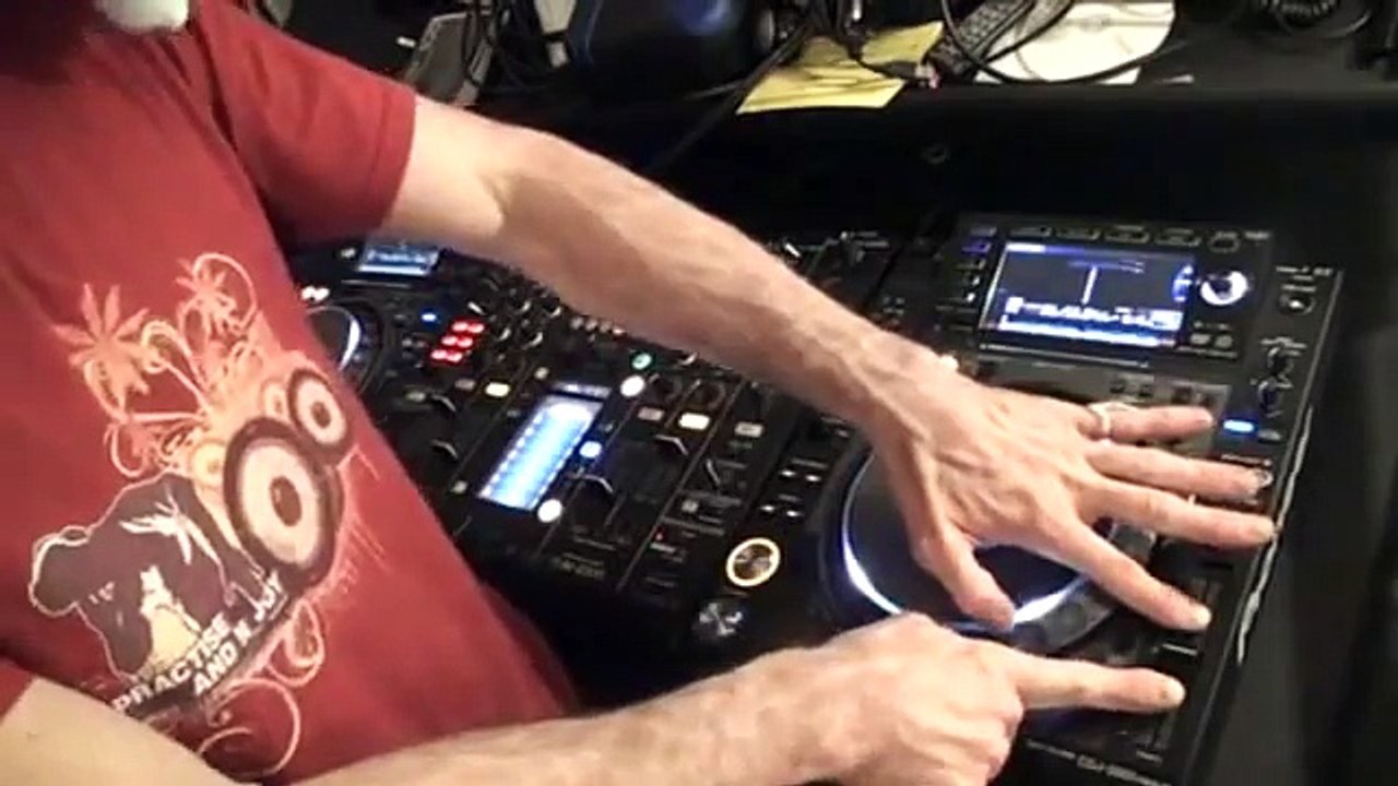 DJ MIXING TUTORIAL. How to Mix tunes with different  BPM