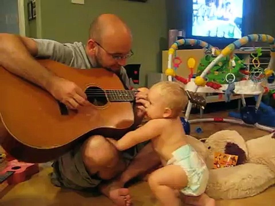 Un bébé adore quand son papa joue du Bon Jovi à la guitare