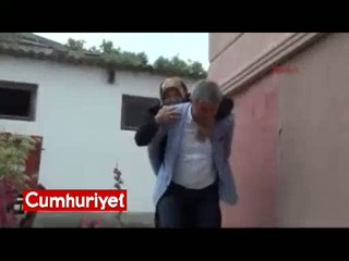 CHP'li vekil annesini sırtında sandığa taşıdı