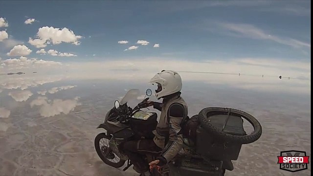 Yansıma Sayesinde Bulutların Üzerinde Gidiyormuş Hissi Uyandıran Motorlu Adam