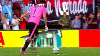 Un gardien tente de dribbler l'attaquant adverse et se ridiculise