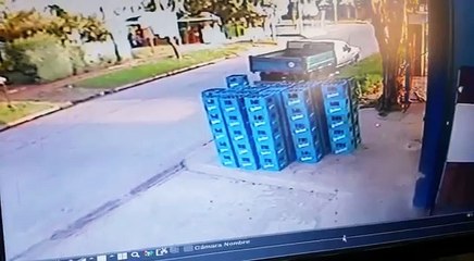 Un employé fait tomber des dizaines de caisses de bière Quilmes