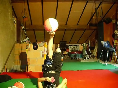 Elle jongle avec 5 ballons allongée sur le dos