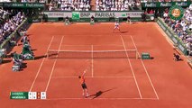 Le revers de Wawrinka entre le filet et le panneau (Roland Garros)