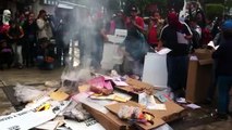 Mexicanos queimam urnas