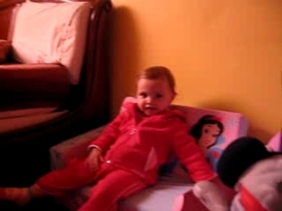 lola regarde télé