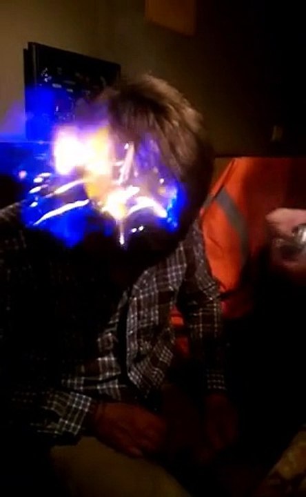 Ivre il veut avoir les cheveux en feu