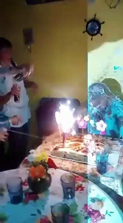 Maman a les cheveux en feu à son anniversaire