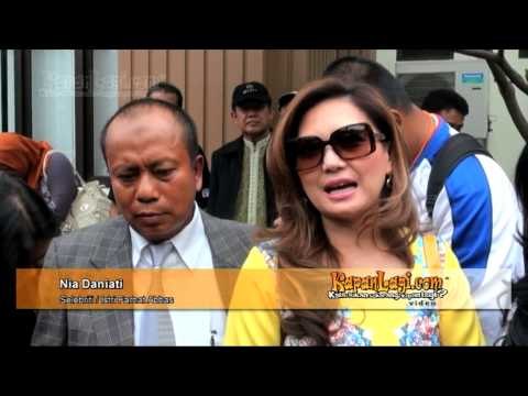 Nia Daniati Sindir Farhat Abbas