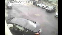 Une voiture se crashe en plein vol contre un mur