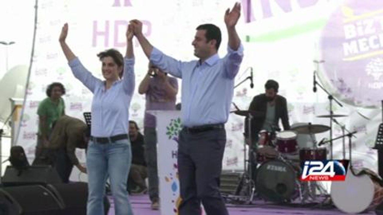 Turquie: l'AKP d'Erdogan perd sa majorite absol...