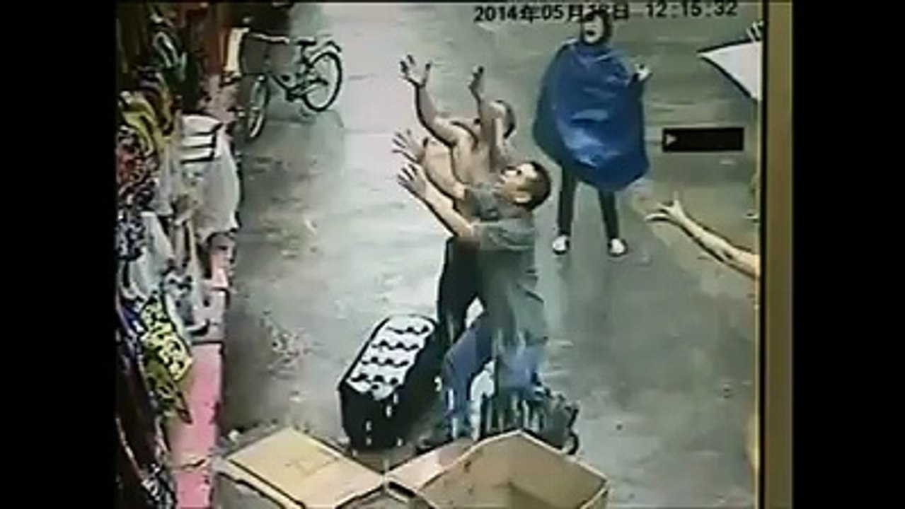 Este hombre le salvo la vida de bb cuando salto del Segundo Piso