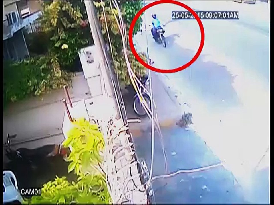 CCTV footage of motorbike snatching without arm in Karachi