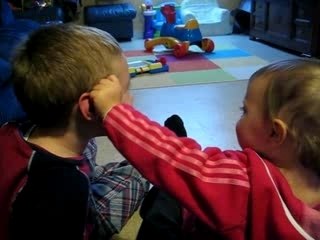 arthur et lola se chamaillent