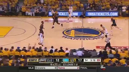 La passe dans le dos de Stephen Curry pour Leandro Barbosa