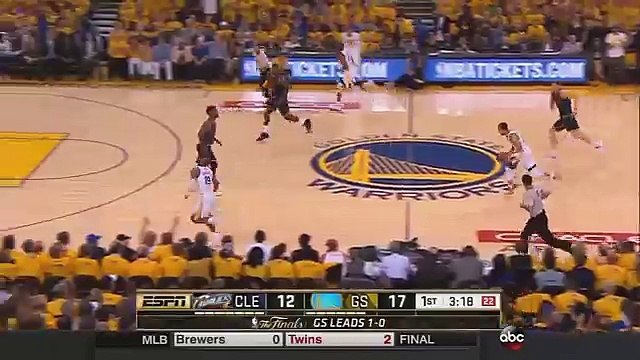 La passe dans le dos de Stephen Curry pour Leandro Barbosa