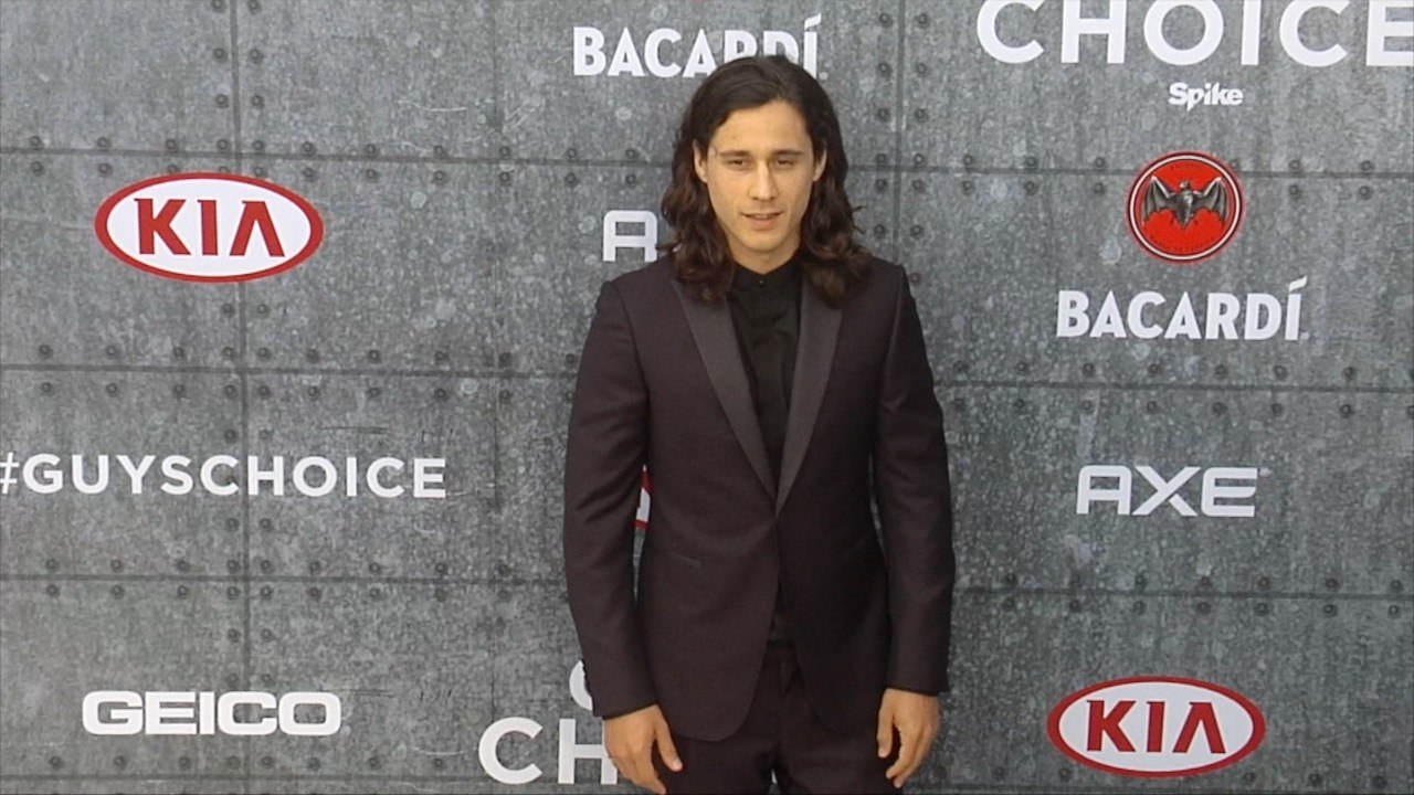 Peter Gadiot TUT "Guys Choice Awards 2015" Arrivals