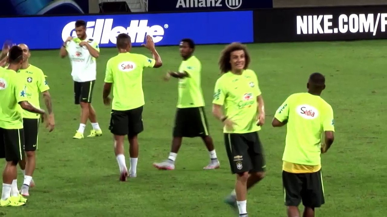 Brésil - Le drôle d'entrainement de David Luiz et Robinho
