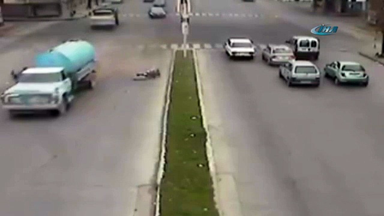 Kamyon motosikleti biçti