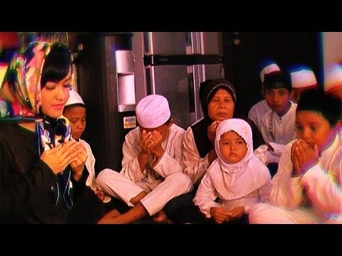 Julia Perez Gelar Pengajian Bersama Anak Yatim - Silet 28 Desember 2014