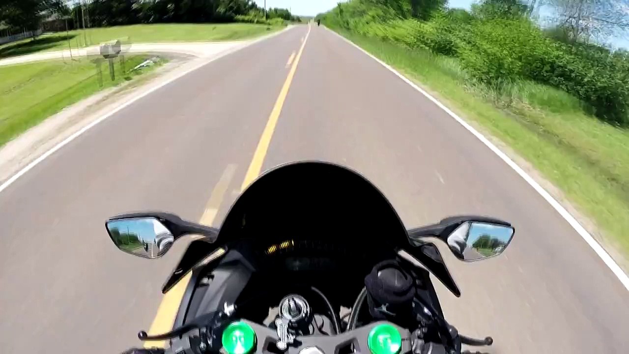 Il perd la roue arrière de sa moto et finit dans un poteau