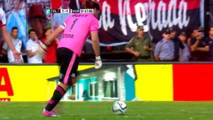 Un gardien tente de dribbler et se ridiculise