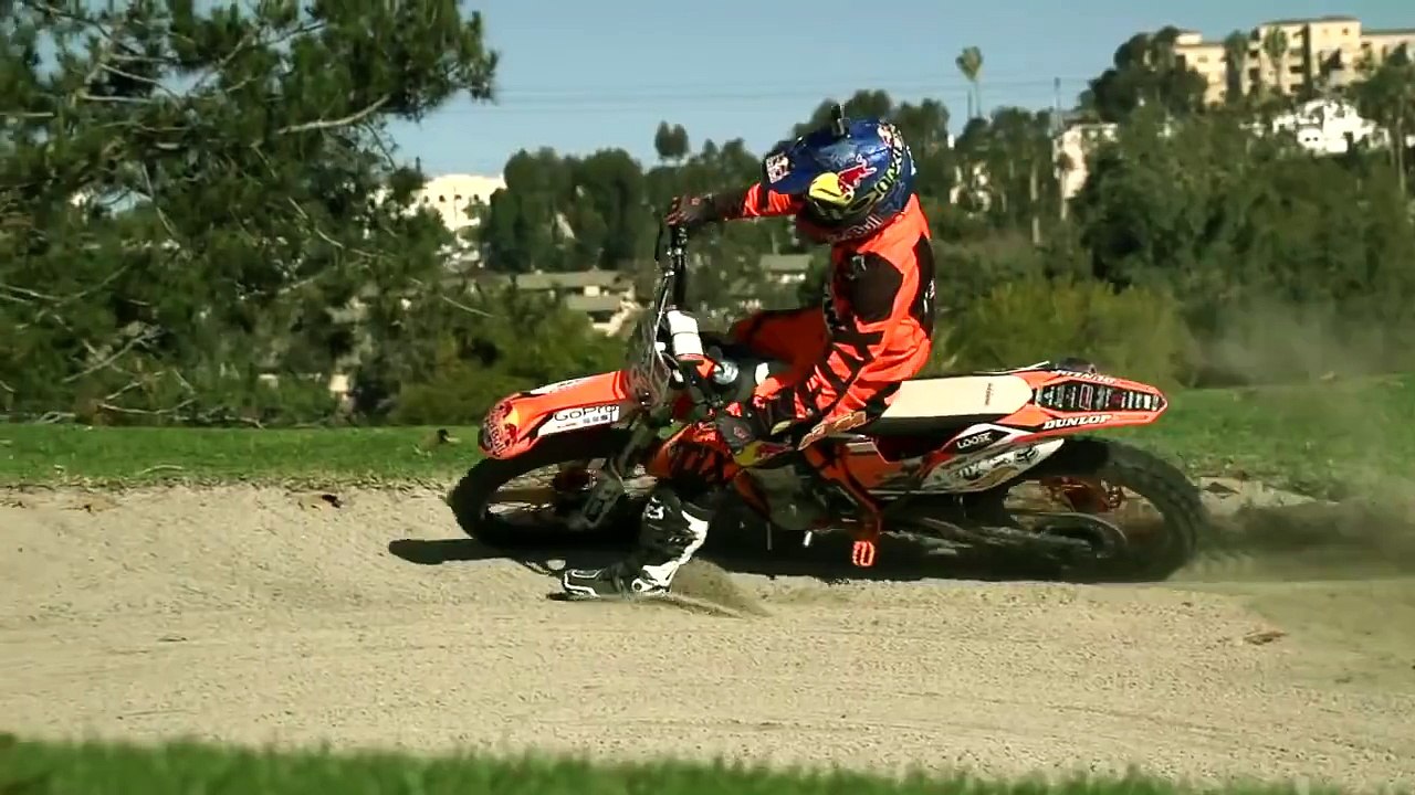 Ronnie Renner se fait plaisir en moto sur un terrain de golf