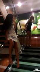 Deux nanas bourrées en fin de soirée