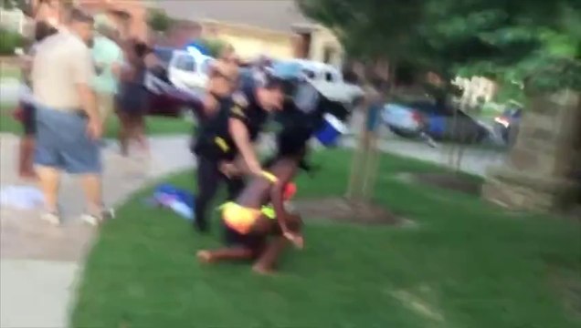 Un policier panique et brutalise des ados noirs d'une banlieue riche