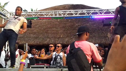 Yuri da Cunha y Puto Portugues - quem rebola mais??