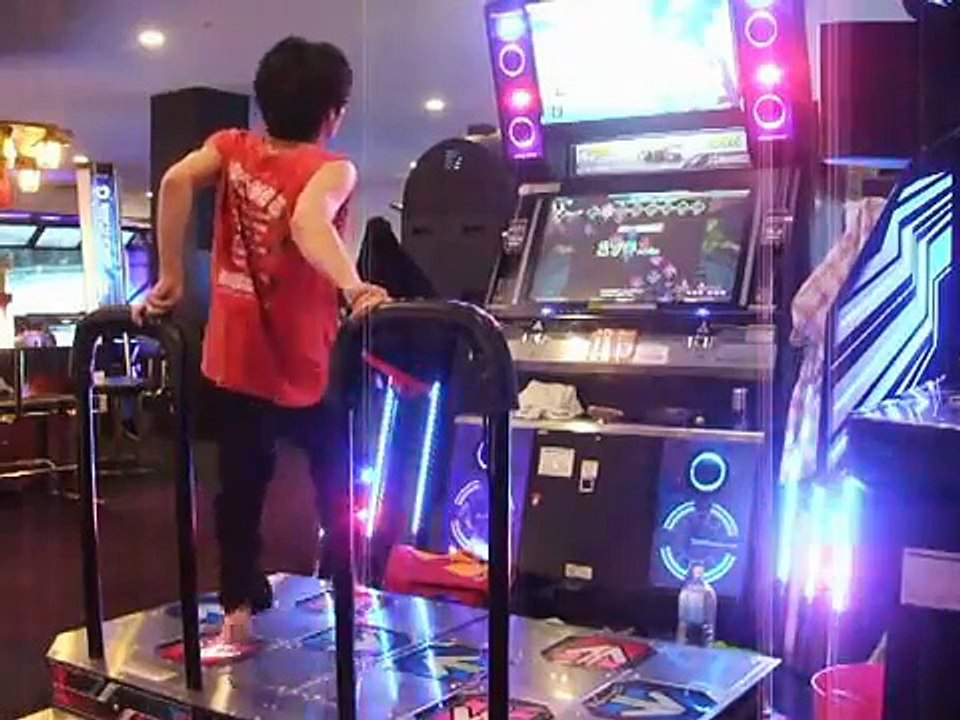 Dance Dance Revolution - mec complètement fou